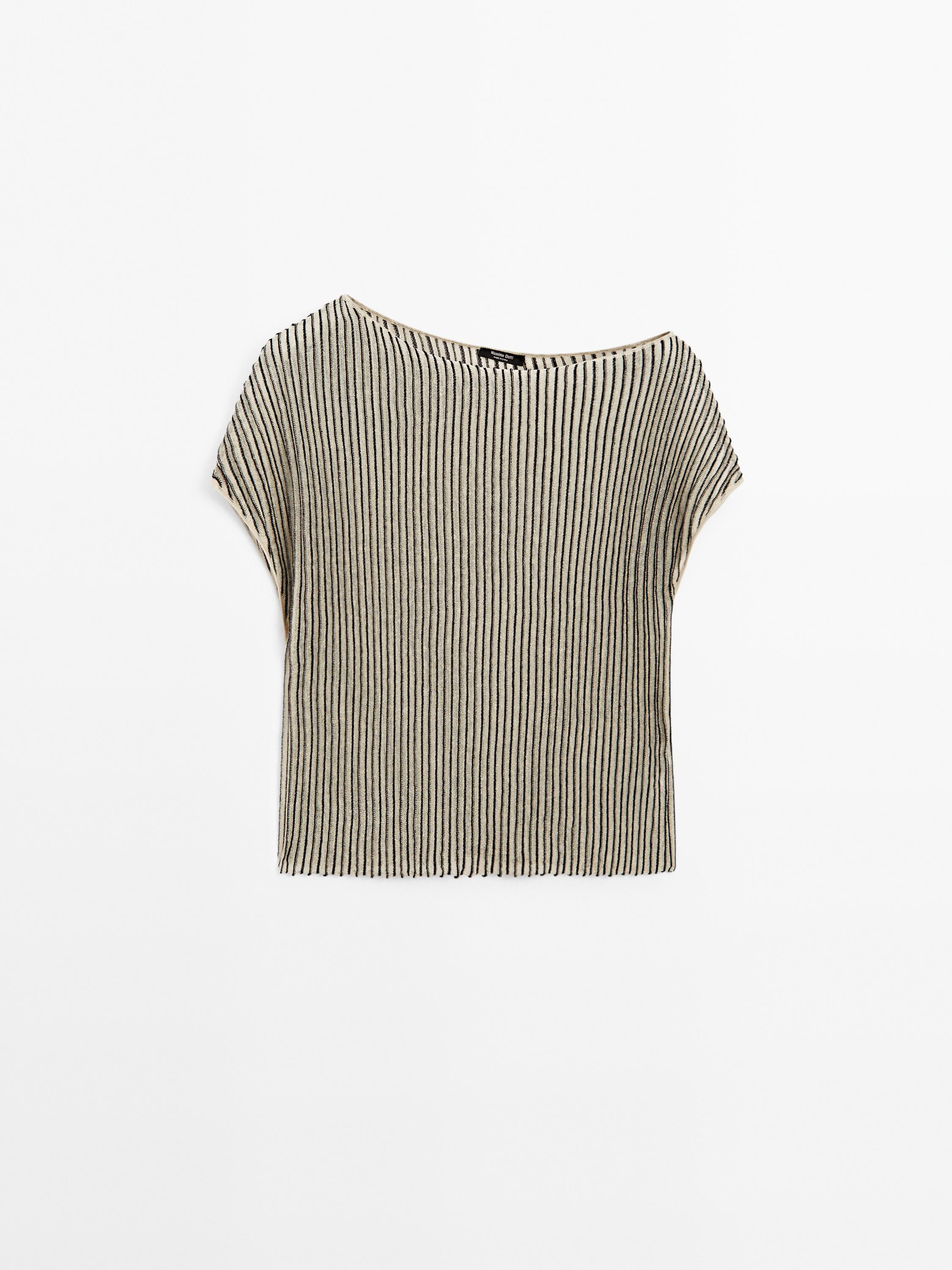 Loose-fitting pleated top with flecked detail